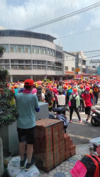 今天大甲好多人呀！白沙媽祖粉紅超跑衝鎮瀾宮